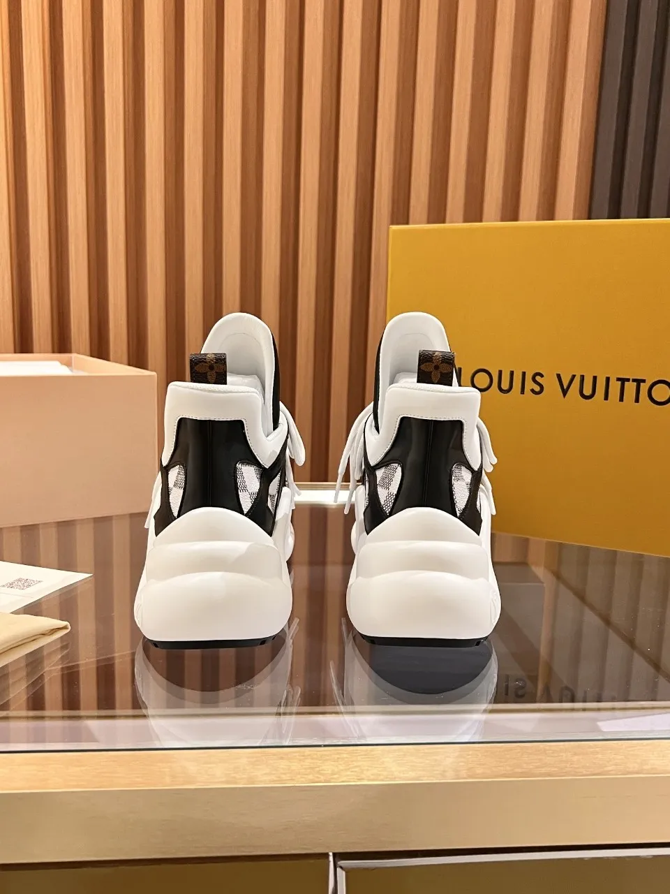 👟👟Ex-factory price 800👟👟 2025 new LV fancy black and white diamond model, high-end and elegant, showing long legs, casual sports dad shoes with heel height of about 5.5cm, 35-41